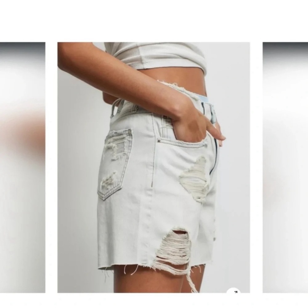 Urban Outfitters BDG Dropped Waist Distressed
Destroy Denim Short NWT Size 32